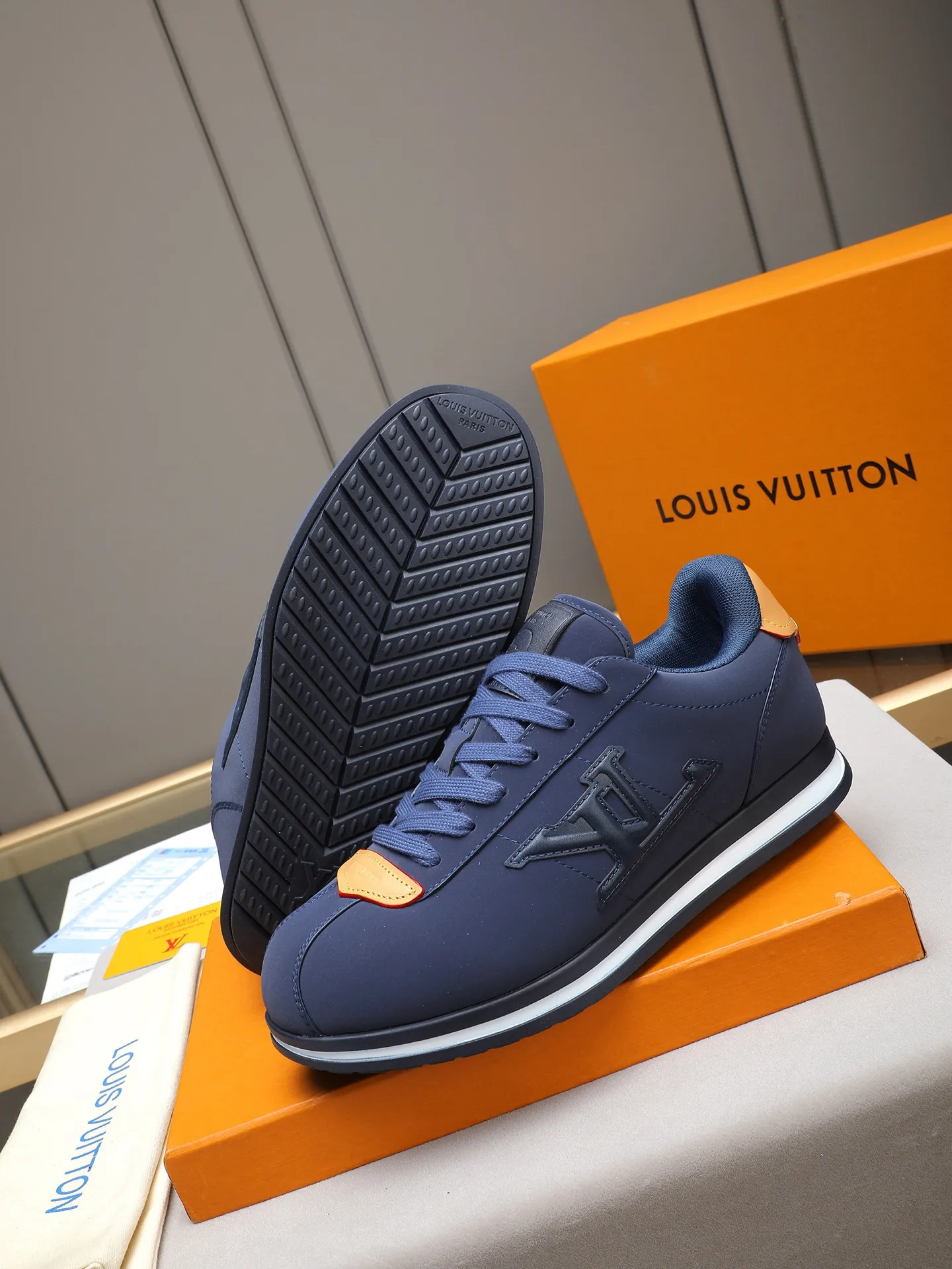 PP560 LV Louis Vuitton L Jialu Brand Runner Tatic Series Thick-soled Casual Sports Shoes Running Shoes Original purchase, development and production This LV Runner Tatic sports shoe combines technical materials such as mesh fabric and ribbons to interpret the inspiration of traditional mountaineering shoes. LV letters are written on one side, the lariat buckle of the quick lacing system is embellished with Monogram flowers and Louis Vuitton logos, and the light and wear-resistant rubber outsole completes the whole. ▪️Fabric: Original imported cowhide + mesh ▪️Inner lining: Original customized breathable mesh ▪️Sole: Original open-molded anti-slip rubber combination material ▪️Size: Men's 38-44 (customized for 45 and 46)
